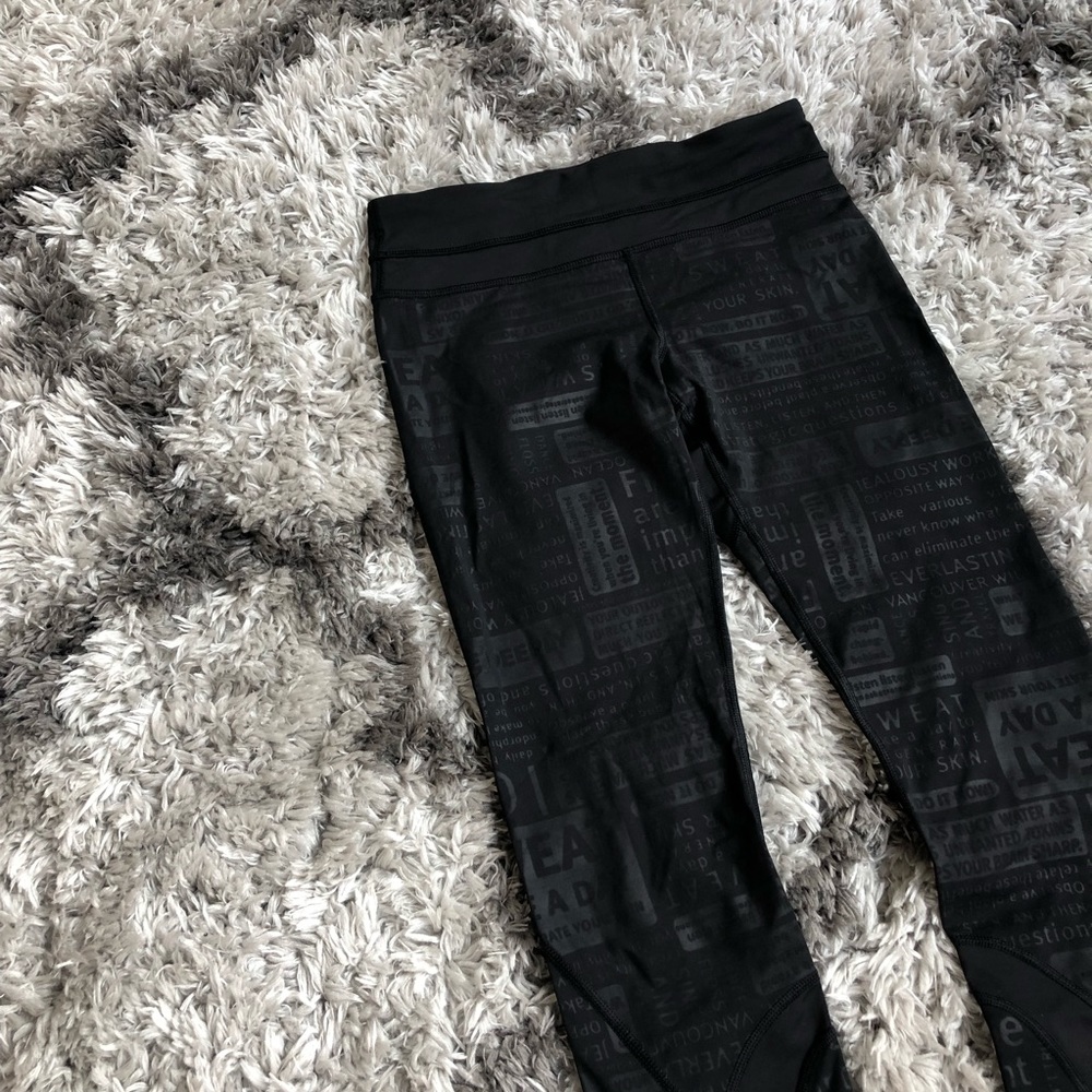 Lululemon crop Classic Manifesto Embossed Size 4